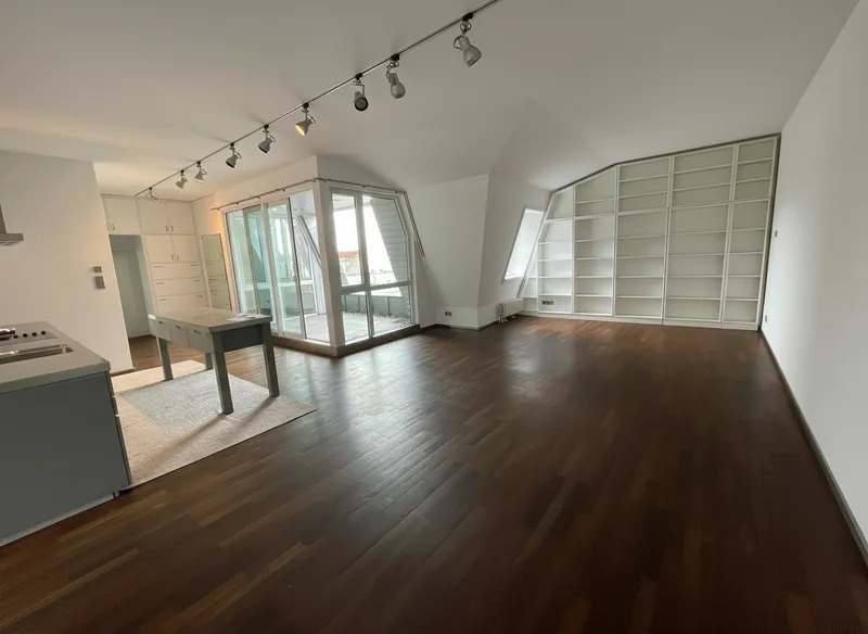 (Privat) Penthouse-Flair in Charlottenburg – Charmante Wohnung mit Aufzug — photo 1